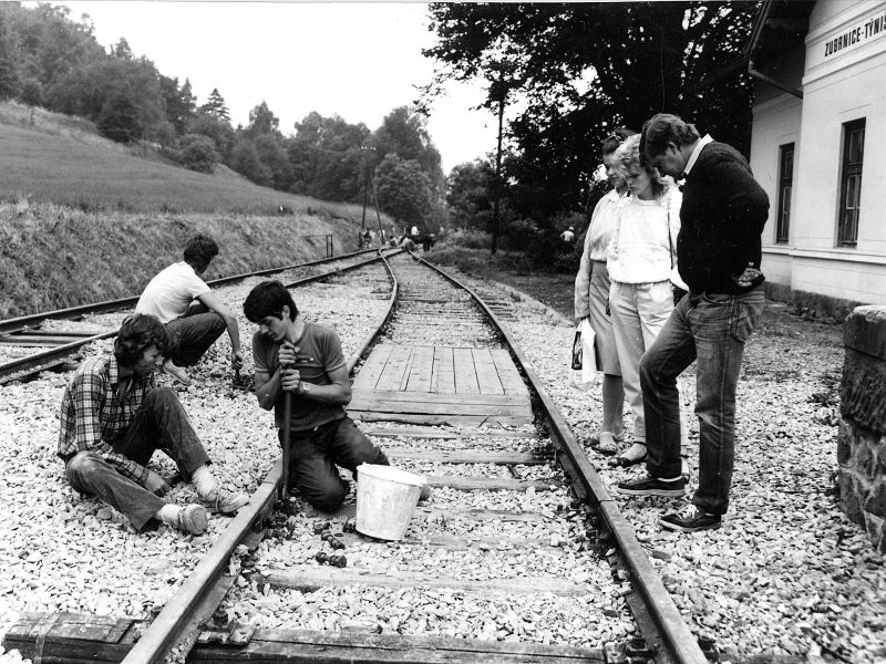 Ing. Jan Vyhnlek se studenty na ndra v Zubrnicch  8. 6. 1988